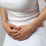 девушка держится за живот