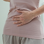 девушка держится за живот