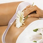 цветок на женском животе