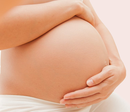 живот беременной женщины